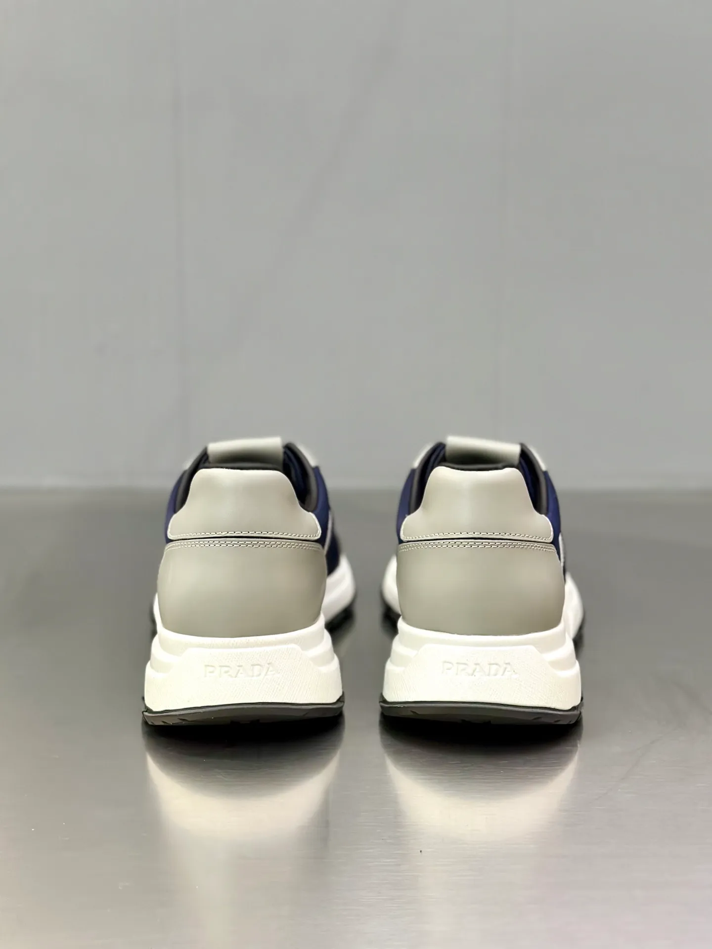 💰740 Prada/Prada men's new mesh stitching sneakers. This sneaker presents a modern version, reinterpreting the brand's archive style with clean lines and smooth details. The shoes are made of calf leather and technical fabric, with a triangular metal logo on the outside, bright TPU decoration on the heel, and a longer and padded inner heel design for a more comfortable fit. The tongue is decorated with a silk-screen logo, and is paired with a hollow rubber sole on the heel. The full cowhide lining comes standard with logo cowhide foot pads, making the upper foot taller, more comfortable, and versatile! Comes with full original packaging! Size: 39-40-41-42-43-44 standard leather shoe size (45 can be customized and does not support returns)
